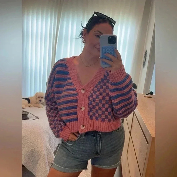 BUTTERMELON Checkered & Striped Cropped Oversized Vneck Sweater - Picture 3 of 9